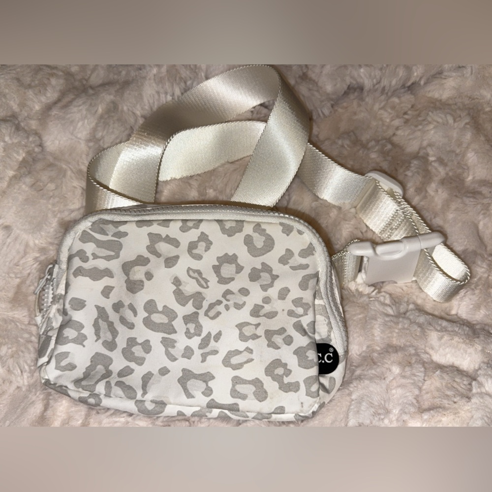 CC Leopard Print Fanny Pack/Crossbody
Used needs to be wash due to stains
Small.
